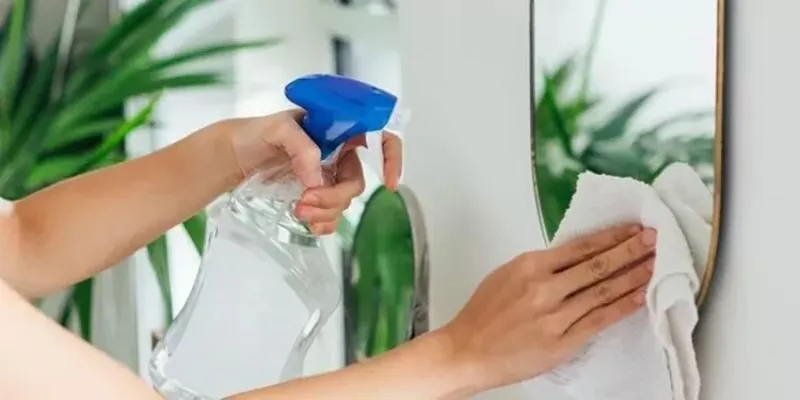 Mẹo lau gương sáng bóng không vết ố